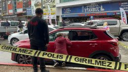 SON DAKİKA&hellip; Antalya&rsquo;da y&uuml;rek par&ccedil;alayan olay! Ara&ccedil; i&ccedil;inde yaşamını yitiren eşine son bir kez seslendi: Ne olur kalk aşkım!