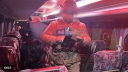 SON DAKİKA&hellip; Bakan Yerlikaya a&ccedil;ıkladı! 81 ilde eş zamanlı operasyon: 19 g&ouml;&ccedil;men ka&ccedil;ak&ccedil;ısı ve 478 d&uuml;zensiz g&ouml;&ccedil;men yakalandı