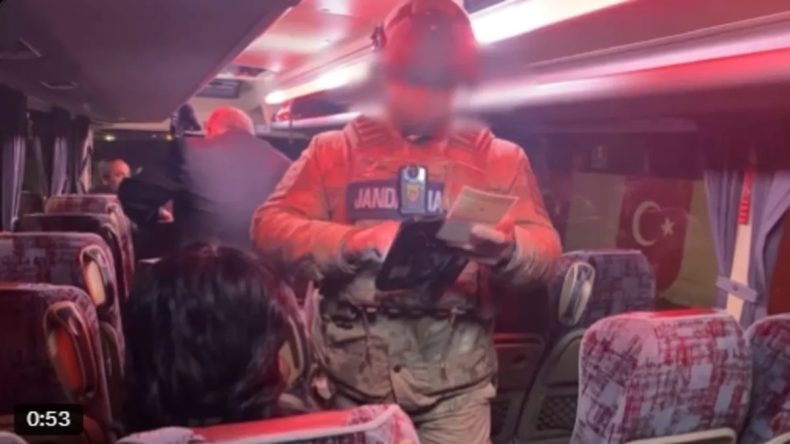 SON DAKİKA&hellip; Bakan Yerlikaya a&ccedil;ıkladı! 81 ilde eş zamanlı operasyon: 19 g&ouml;&ccedil;men ka&ccedil;ak&ccedil;ısı ve 478 d&uuml;zensiz g&ouml;&ccedil;men yakalandı