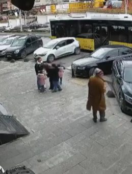 SON DAKİKA… İETT Otobüsü, İstanbul Esenler'de İki Park Halindeki Araçla Çarpıştı: O Anlar Kameralara Yansıdı!