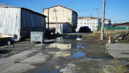 SON DAKİKA&hellip; İSKİ'nin yarım bıraktığı alt yapı &ccedil;alışması y&uuml;z&uuml;nden mahalle 2 aydır bu halde! Vatandaşlar isyan etti: &Ccedil;amur i&ccedil;inde kalıyoruz!