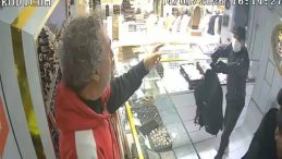 SON DAKİKA&hellip; İstanbul Bah&ccedil;elievler'de Kuyumcu Soygunu: Hırsızın Soğukkanlılığı Dikkat &Ccedil;ekti!