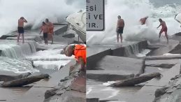 SON DAKİKA&hellip; İstanbul Caddebostan Sahili'nde 3 Y&uuml;z&uuml;c&uuml; B&uuml;y&uuml;k Dalgalarla Karşılaştı!