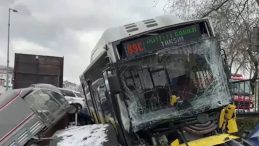 SON DAKİKA&hellip; İstanbul Esenler'de İETT Otob&uuml;s&uuml; Otoparka Daldı: Ortalık Savaş Alanına D&ouml;nd&uuml;!