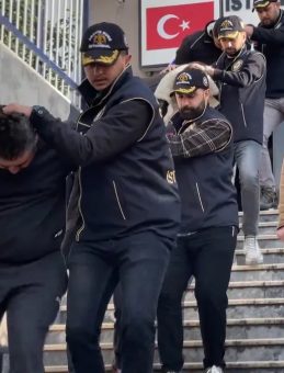 SON DAKİKA&hellip; İstanbul'da d&uuml;ş&uuml;k faizli kredi vaadiyle dolandırıcılık! 6 kişi toplamda 1 milyon 820 bin lira ve 113 gram altın kaybetti&hellip;