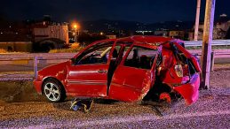 SON DAKİKA&hellip; Manisa'da feci kaza! Otomobil elektrik direğine &ccedil;arptı: 2 &ouml;l&uuml; 1 yaralı var!