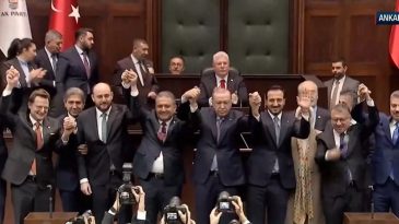 SON DAKİKA&hellip; Partilerinden ayrılan 3 milletvekili, AK Parti'ye katıldı: Rozetlerini Başkan Recep Tayyip Erdoğan taktı!