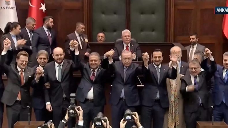 SON DAKİKA… Partilerinden ayrılan 3 milletvekili, AK Parti'ye katıldı: Rozetlerini Başkan Recep Tayyip Erdoğan taktı!