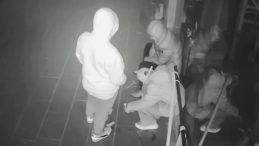 SON DAKİKA&hellip; Sigara İ&ccedil;ip Mağazayı Soydular! O Anlar G&uuml;venlik Kamerasında!