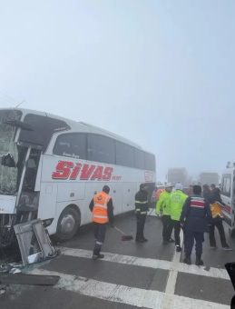 SON DAKİKA&hellip; Sivas&rsquo;ta Zincirleme Trafik Kazası! Yolcu Otob&uuml;s&uuml;, İki TIR ve Bir Otomobil &Ccedil;arpıştı: 7 Yaralı!