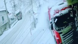 SON DAKİKA&hellip; Tokat'ta Kontrolden &Ccedil;ıkan TIR Eve &Ccedil;arptı: O Anlar Kamerada!