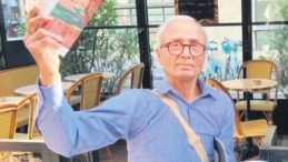 Son Gazete Satıcısına Devlet Nişanı Verildi