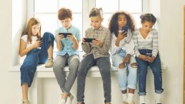 Sosyal medya yasağı d&uuml;nyaya yayılıyor