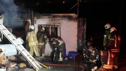 Sultangazi'de İki İş Yeri K&uuml;l Oldu