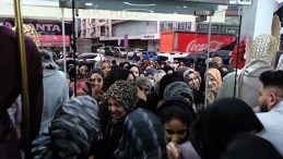 Sultangazi'de Mağaza A&ccedil;ılışında İzdiham