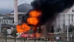 S&uuml;nger Y&uuml;kl&uuml; TIR'da Yangın, Yanındaki Mobilya Y&uuml;kl&uuml; Dorseyi Sardı