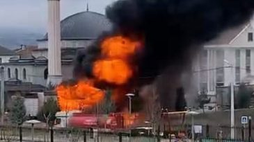 S&uuml;nger Y&uuml;kl&uuml; TIR'da Yangın, Yanındaki Mobilya Y&uuml;kl&uuml; Dorseyi Sardı