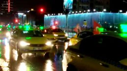 Taksicilerden T&uuml;rk Bayrağına Yapılan Saldırıya Konvoyla Sert Tepki