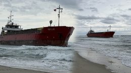 Tekirdağ'da Y&uuml;k Gemisi Karaya Oturdu