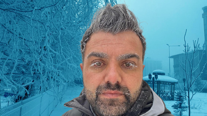 Termometreler Eksi 33 Dereceyi G&ouml;zlerken… Şehir Buz Tuttu! Dışarıda Olanların Kaş ve Kirpikleri Dondu