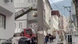 Teslim Olmak İstemedi, Balkona Kilitlendi: Kız Kardeşi ve Yeğenine Bı&ccedil;akla Saldırdı!