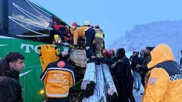 Tokat&rsquo;ta Kış Koşullarında Kayıp Kontrol: Otob&uuml;s Tıra &Ccedil;arptı, 13 Yaralı