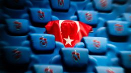 Trabzonspor, Taraftarlara T&uuml;rk Bayrağı Dağıtıyor!