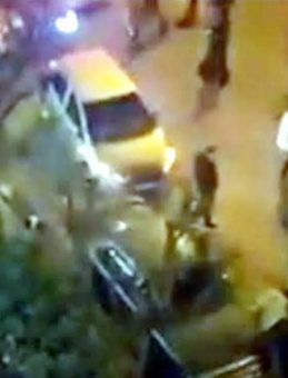 Trafik Kazası Sonrası Tartışma Sopalı Kavgaya D&ouml;n&uuml;şt&uuml;