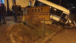 Tren, hemzemin ge&ccedil;itte minib&uuml;se &ccedil;arptı; kaza kamerada