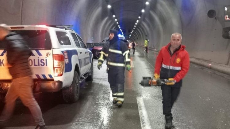 T&uuml;nelde Zincirleme Kaza: Can Kaybı ve Yaralılar Var!