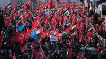 T&Uuml;RGEV, Yılın İlk G&uuml;n&uuml; Galata K&ouml;pr&uuml;s&uuml;'nde Filistin İ&ccedil;in Bir Araya Geldi