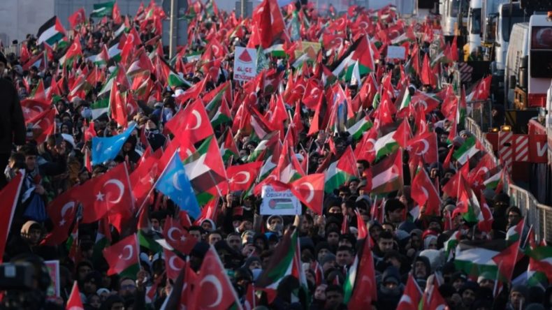 T&Uuml;RGEV, Yılın İlk G&uuml;n&uuml; Galata K&ouml;pr&uuml;s&uuml;'nde Filistin İ&ccedil;in Bir Araya Geldi