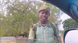 T&uuml;rk Bayrağını G&ouml;ren Gambiyalı Askerin S&ouml;zleri T&uuml;rk Doktoru G&ouml;zyaşlarına Boğdu