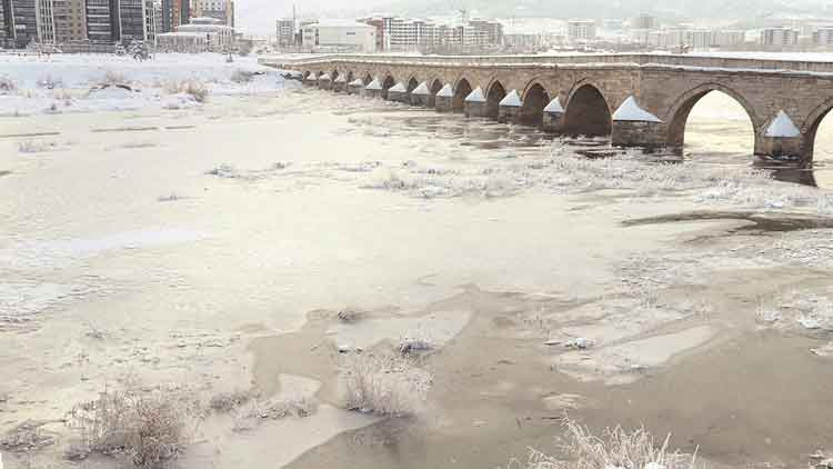 T&uuml;rkiye&rsquo;de Soğuk Havalar: Termometrelerin G&ouml;stergesi Eksi 24 Dereceye Ulaştı