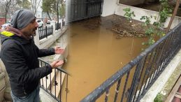 &Uuml;&ccedil; Kez &Ccedil;&ouml;ken Yol Toprakla Dolduruldu: Bodrum Katı Su Bastı
