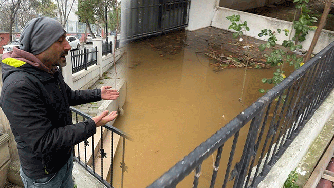 &Uuml;&ccedil; Kez &Ccedil;&ouml;ken Yol Toprakla Dolduruldu: Bodrum Katı Su Bastı
