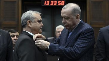 &Uuml;&ccedil; Milletvekili AK Parti'ye Ge&ccedil;iş Yaptı