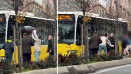 &Uuml;sk&uuml;dar'da İETT Şof&ouml;r&uuml;, Otob&uuml;s&uuml;n Camından &Ccedil;ıkarak Kavga Etti! G&ouml;revden El &Ccedil;ektirildi