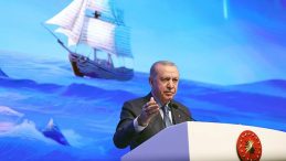 &Uuml;stad, Vakar ve Cesaretin Sembol&uuml;d&uuml;r