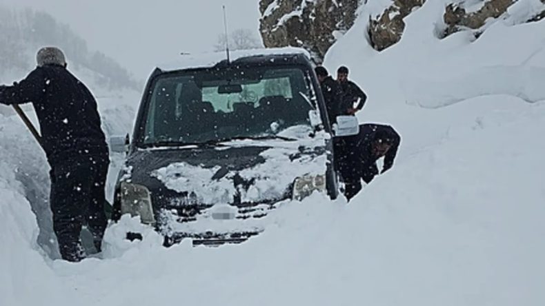 Van'da &Ccedil;ığ Felaketi! Bir Aile Hayatını Kurtardı