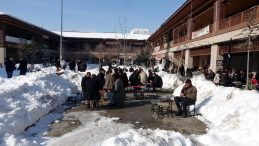 Van'da İ&ccedil; Selamlayan Manzaralar: Kar K&uuml;tleleri Arasında &Ccedil;ay Keyfi!