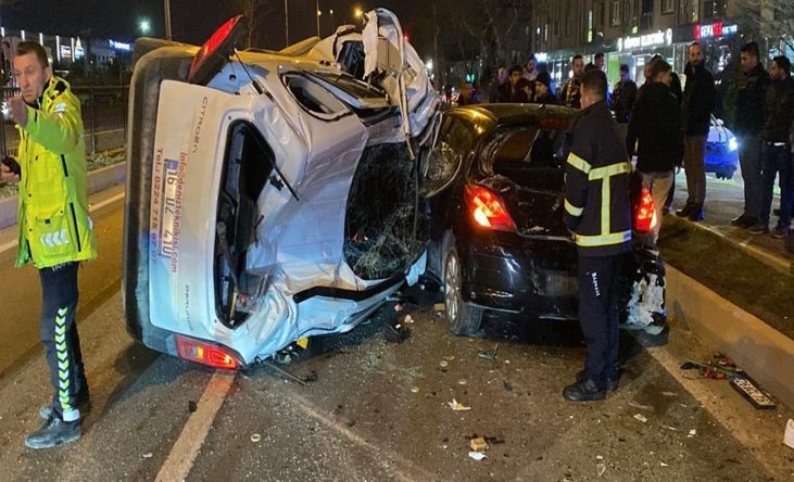 Yakıtı Bitmiş Ara&ccedil;ta Beklerken Hafif Ticari Ara&ccedil; &Ccedil;arpan Mobilyacı Hayatını Kaybetti