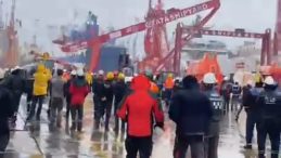 Yalova&rsquo;da Fırtınanın Getirdiği Korku: İş&ccedil;i Denize D&uuml;şt&uuml;, Dev Vin&ccedil; Yıkıldı