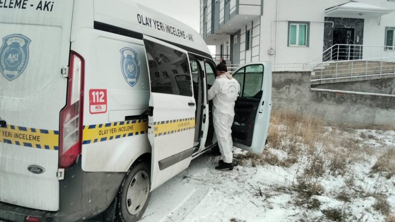 Yaşlı &Ccedil;ift, Evlerinde Başlarından Vurulmuş Halde Keşfedildi
