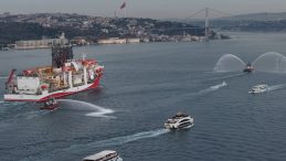 Yıldırım Sondaj Gemisi İstanbul Boğazı'ndan Ge&ccedil;iş Yapıyor