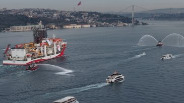 Yıldırım Sondaj Gemisi İstanbul Boğazı'ndan Ge&ccedil;iş Yapıyor