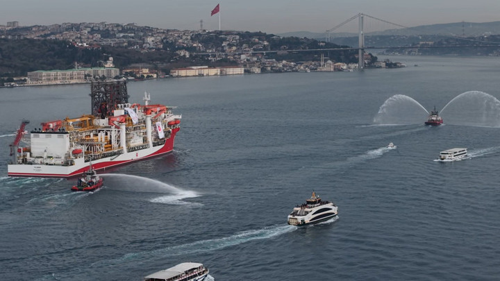 Yıldırım Sondaj Gemisi İstanbul Boğazı'ndan Ge&ccedil;iş Yapıyor