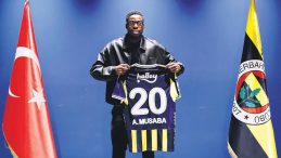 Yıldızların arasında ezilmeden oynar