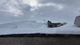 Yoğun Kar Yağışı Devam Ediyor: Bir Kerpi&ccedil; Ev &Ccedil;&ouml;kme Tehlikesi Ge&ccedil;irdi