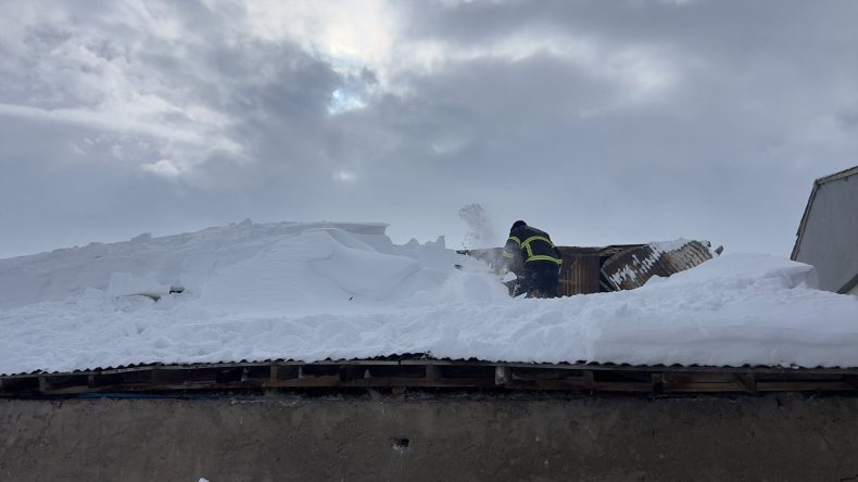 Yoğun Kar Yağışı Devam Ediyor: Bir Kerpi&ccedil; Ev &Ccedil;&ouml;kme Tehlikesi Ge&ccedil;irdi
